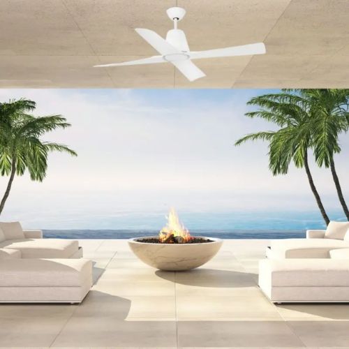 Ventilateur plafond extérieur blanc sur une terrasse chic vu mer 